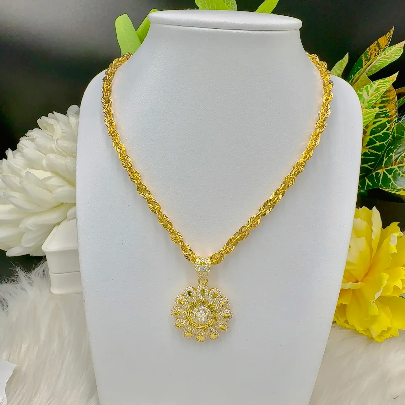 Dây chuyền nữ xoắn vàng 3 chỉ - mặt hoa cúc C1 2 DÂy ChuyỀn NỮ XoẮn VÀng 3 ChỈ+mẶt Hoa CÚc C1 (6)