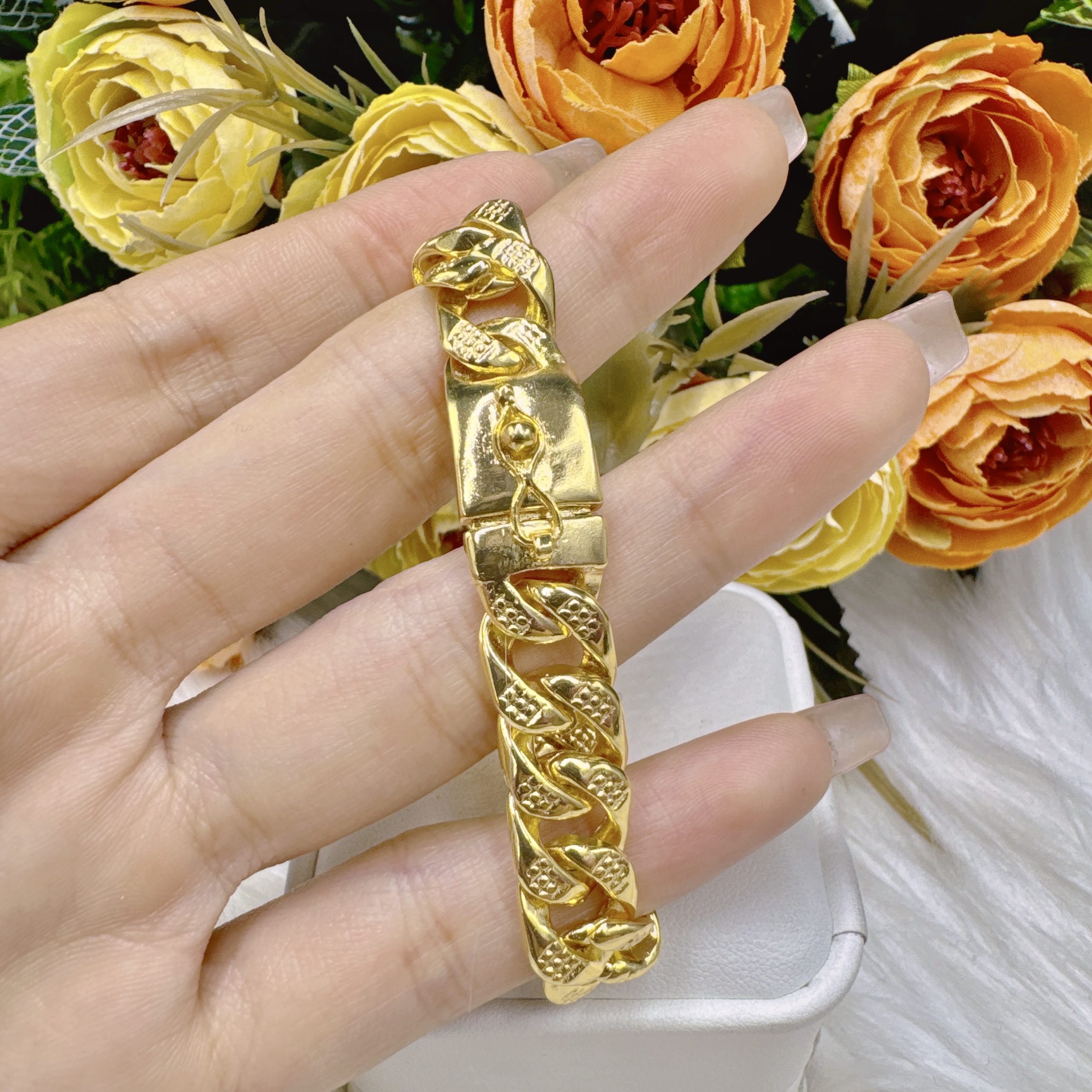 Lắc tay khuyên lật khóa hộp có kí hiệu 4 LẮc Tay KhuyÊn LẬt KhÓa HỘp CÓ KÍ HiỆu (2)