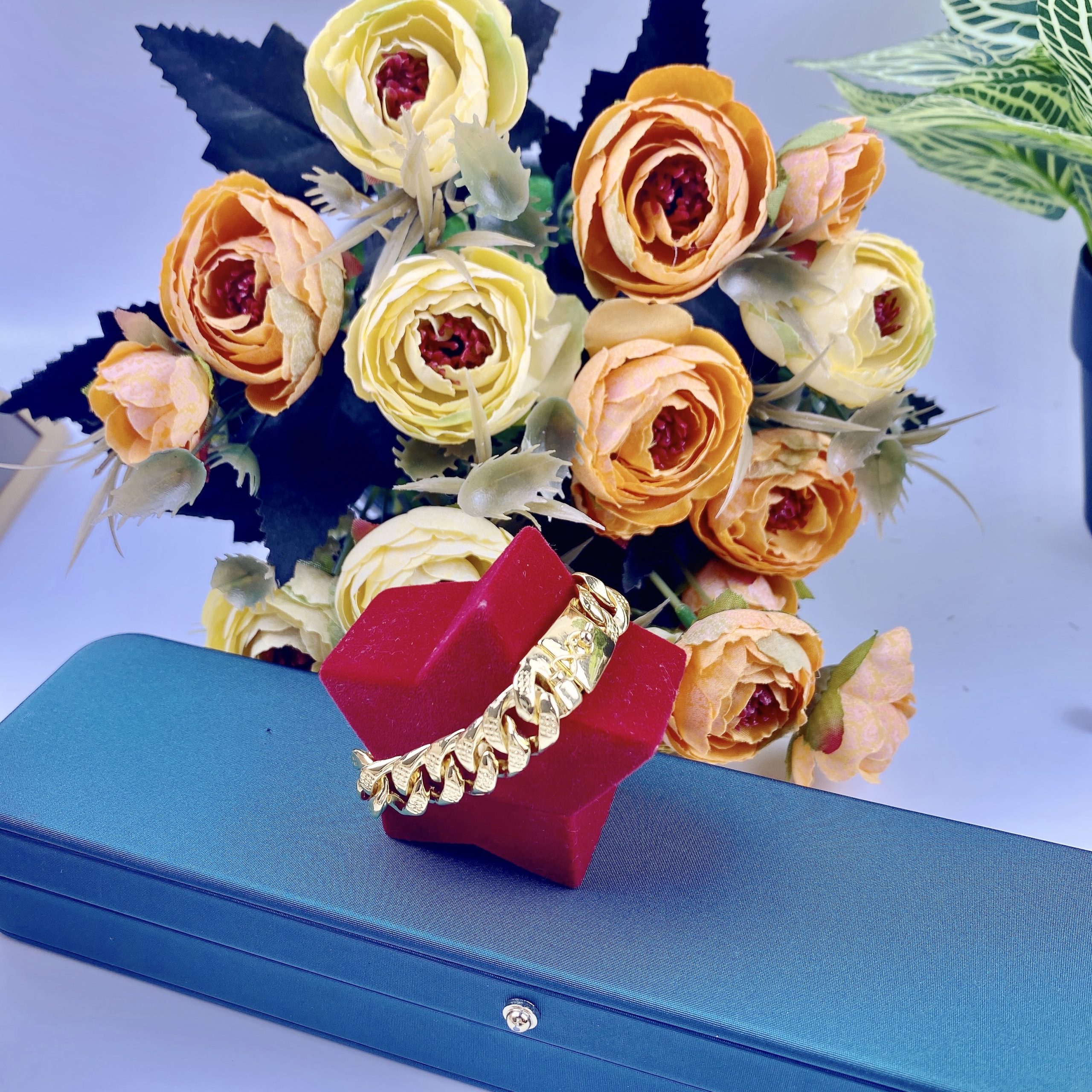 Lắc tay khuyên lật khóa hộp có kí hiệu 3 LẮc Tay KhuyÊn LẬt KhÓa HỘp CÓ KÍ HiỆu (3)